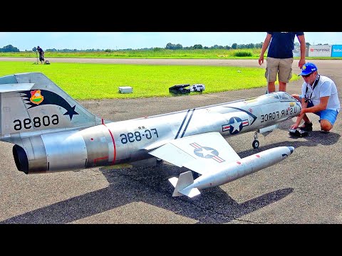 MIND-BLOWING XXXL RC TURBINE JET!! 39KG F-104 STARFIGHTER FLIGHT DEMONSTRATION WITH FLARES