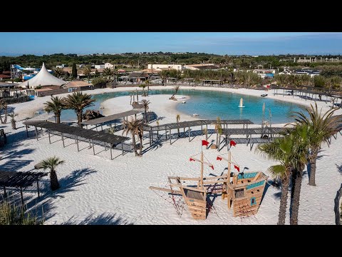 Swimming pool and waterslides in the water park at the camping Domaine de La Dragonnière