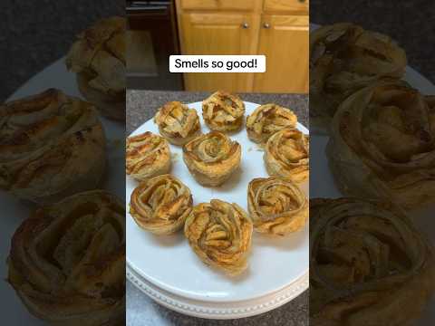 Making Apple Rose Tarts with puff pastry 😋 #appletart #christmas2024 #holidaydessert #appledessert