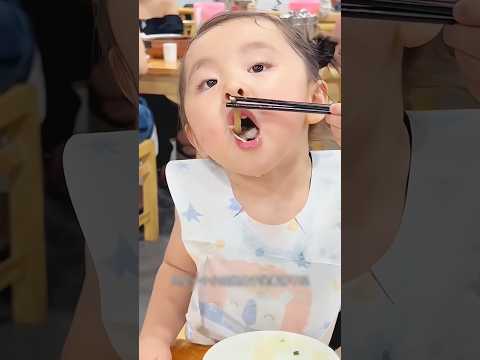 रेस्टोरेंट मे छोटी बच्ची का मासूमियत भरा अंदाज़ | Heartwarming Moment with Little Girl in Restaurant