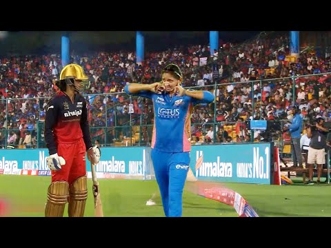 Rcb loudest chants noise make Harmanpreet Kaur & Smriti Mandhana stunned closed ear at Chinnaswamy