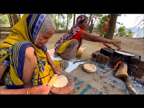 मां नर्मदा जी के तट पर 90 साल की बुजुर्ग दादी अम्मा जी के साथ भोजन प्रसाद