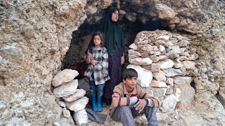 The solidarity of a homeless mother and her children to build a stone shelter