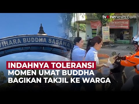 Umat Buddha di Tegal Bagikan Takjil ke Pengendara di Depan Vihara | OneNews Update