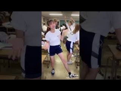 [ティックトック]可愛いJKが体操服で...興奮するわ！/TikTok