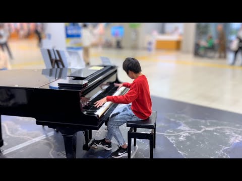 11-Year-Old Performs Chopin's "Heroic" Polonaise Op. 53 on an Airport Street Piano