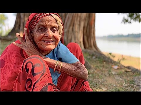 मां नर्मदा जी के तट पर एक बुजुर्ग अम्मा जी की कहानी सुनकर आपकी आंखें भर आएंगी