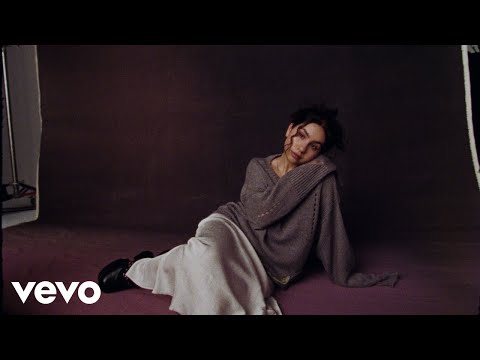 Alessia Cara - Feels Right (Lyric Video)