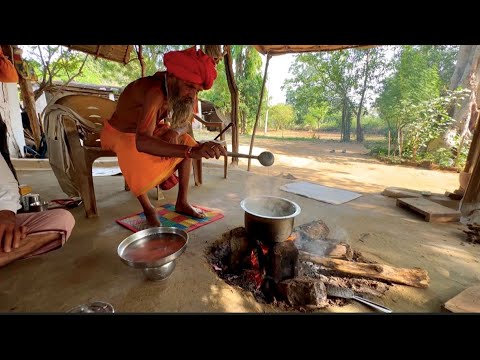 हनुमान जी के कृपा पात्र सिद्ध संत की मां नर्मदा जी के तट पर भोजन प्रसाद।