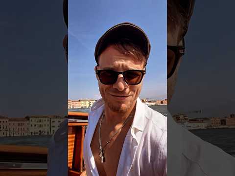 Kerem Bürsin 🇹🇷 greeting fans from Venice 🇮🇹 #kerembursin #kerembürsin #venicefilmfestival