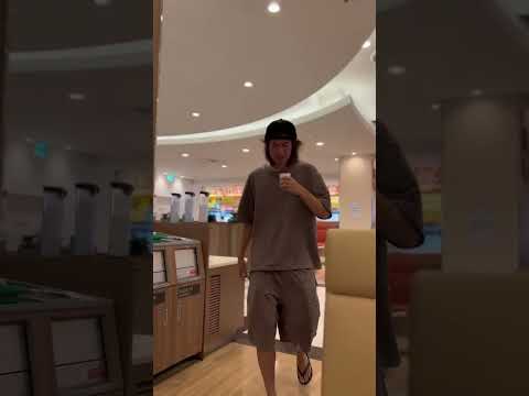 フードコートで水をたくさん飲む彼氏#shorts