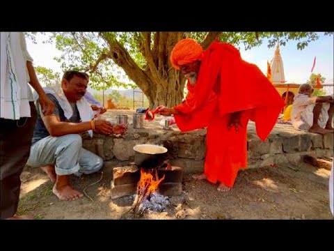 आश्रम में मां नर्मदा जी के तट पर सिद्ध संत ने चाय की प्रसादी कराई। siddh sant ki chai prasadi