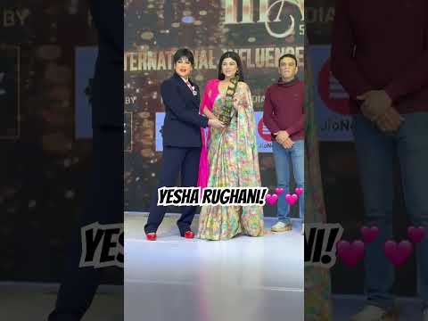 Actress  Yesha Rughani receives Best actor in a positive role! #yesharughani #zeetv