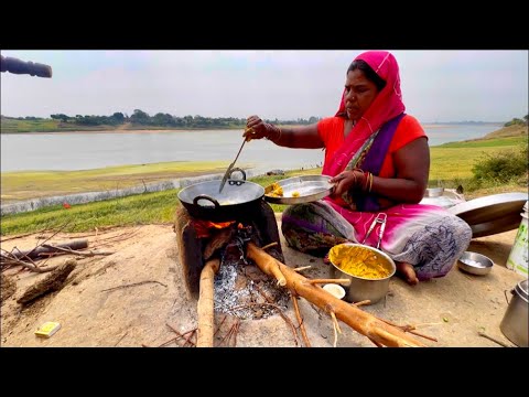 एक माताजी ने मां नर्मदा जी के तट पर प्रेम भाव से कढ़ी चावल व टिक्कड़ बनाकर खिलाएं।