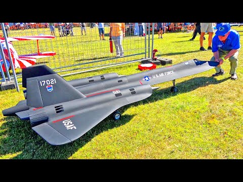 GIANT SELFBUILD BLACKBIRD SR-71 US AIR FORCE RC TURBINE JET FLIGHT DEMONSTRATION