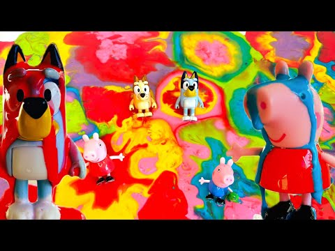 Bluey & Peppa Pig play in MASSIVE RAINBOW Puddle! 🌈 🌈