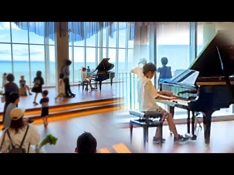 11-Year-Old Plays Miyuki Nakajima's "Ito" on a Street Piano Like a Concert Hall with a Stunning View