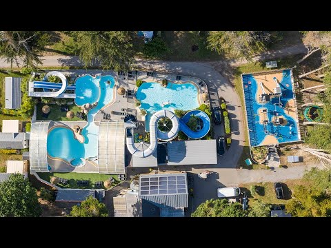 Swimming pool and waterslides in the aquatic area at the Moulin de l’Éclis campsite