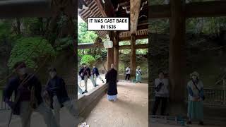 Guy swings into ancient Japanese temple's bell! 🔔🇯🇵  -  🎥 hirori030303