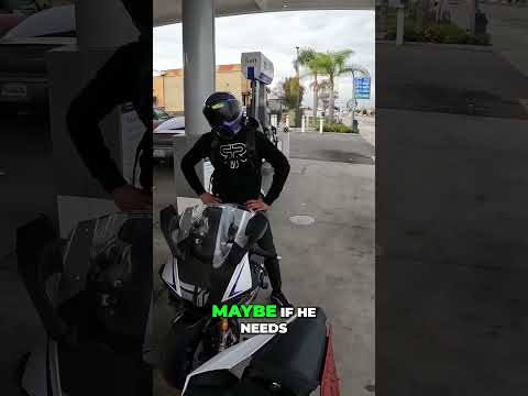 Chill cop sees biker with no plate 😂