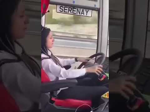 Otobüs süren kadın - Serenay  Otobüs sürerken çay içiyor