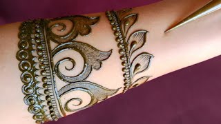 Modern bridal mehndi design front hand @Daytophasedesigns