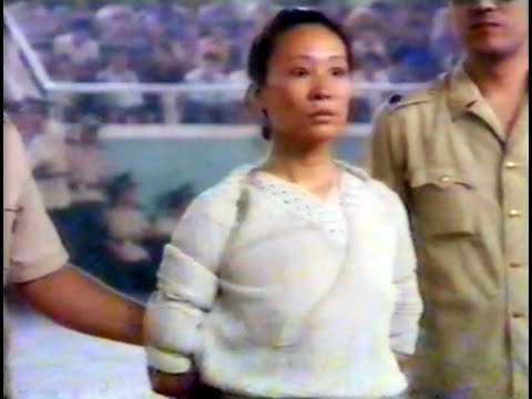 1994年，洛阳公审大会现场影像，女犯人听到判决直接“吓懵”