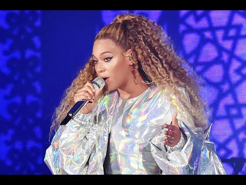 Beyoncé climbs down a ladder after technical malfunction leaves her stranded on stage